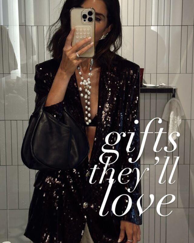 Comment &ldquo;GIFT IDEAS&rdquo; and I&rsquo;ll send you a DM with all of the details to these gifts they&rsquo;ll love! I personally love gifting things I would love to receive and all of these I own and have loved! Some I&rsquo;ve owned for years 🙌🏼❤️ 

You must be following me @stylinbyaylin to receive a DM 

#stylinbyaylin #giftstheywilllove #giftideas #holidaygifting
